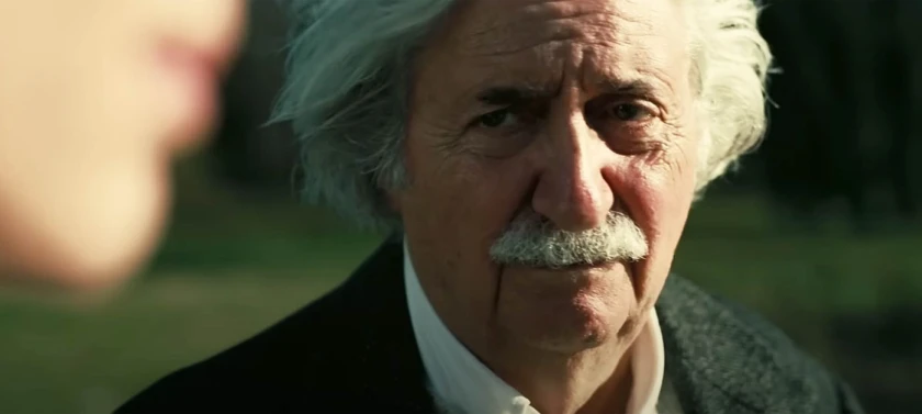 Tom Conti jako Albert Einstein w filmie Oppenheimer